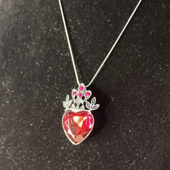 NWOT Beautiful Silvertone Sweetheart necklace! (G36) - Picture 2 of 4